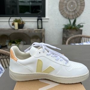 Veja V-10 Size 39